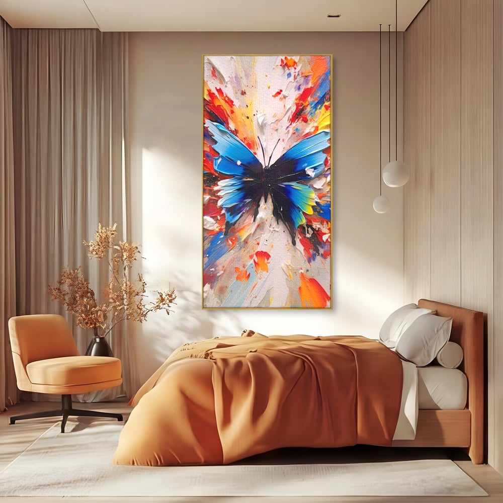 Tablou canvas cu tablou canvas cu fluture albastru, in rama de aluminiu auriu, pe perete intr-un dormitor