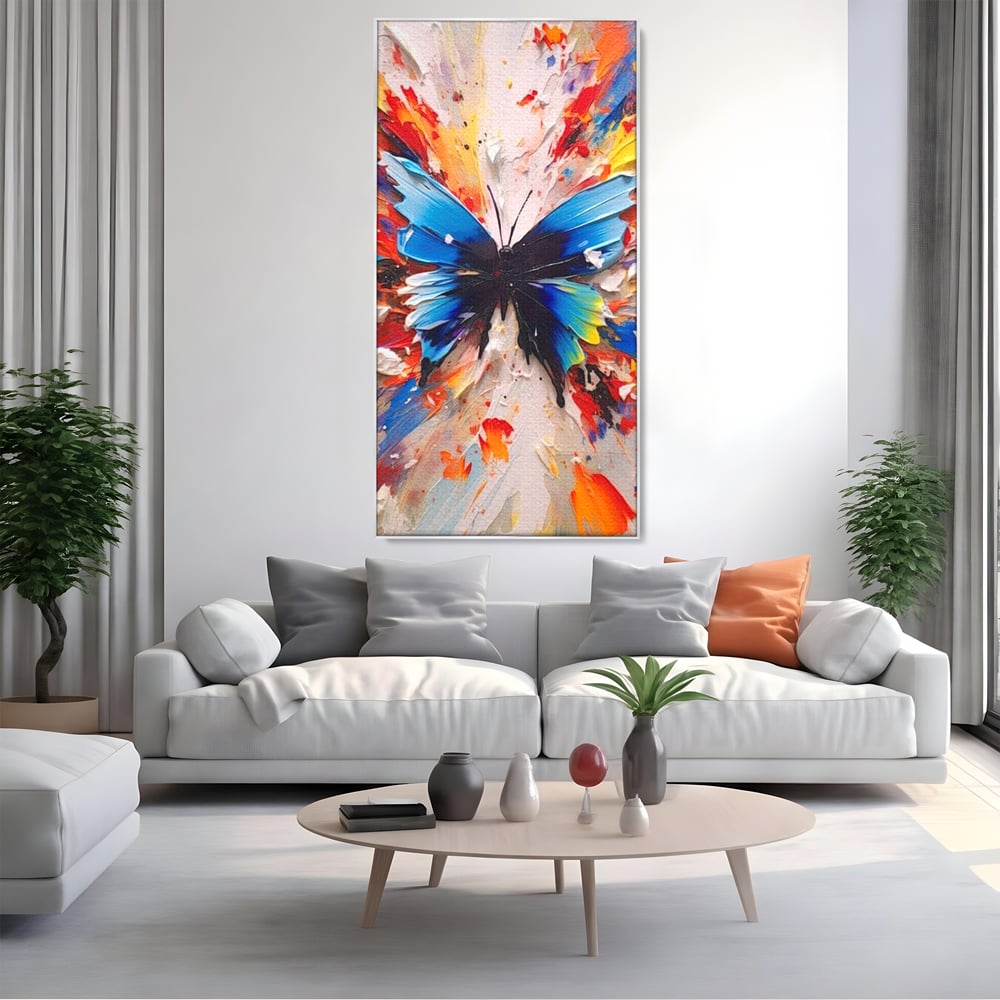 Tablou canvas cu tablou canvas cu fluture albastru, in rama de aluminiu argintiu, pe perete intr-un living