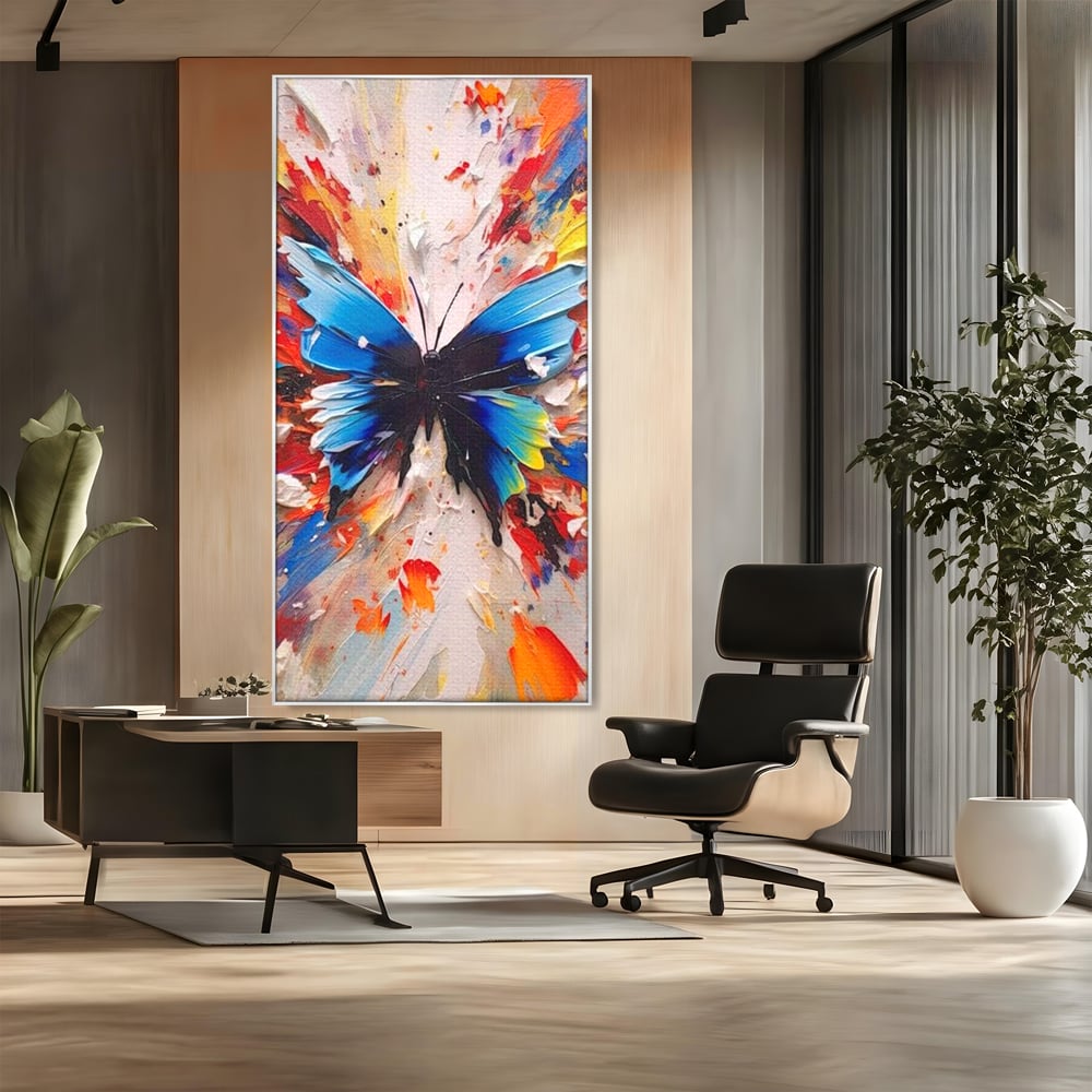 Tablou canvas cu tablou canvas cu fluture albastru, in rama de aluminiu argintiu, pe perete intr-un birou