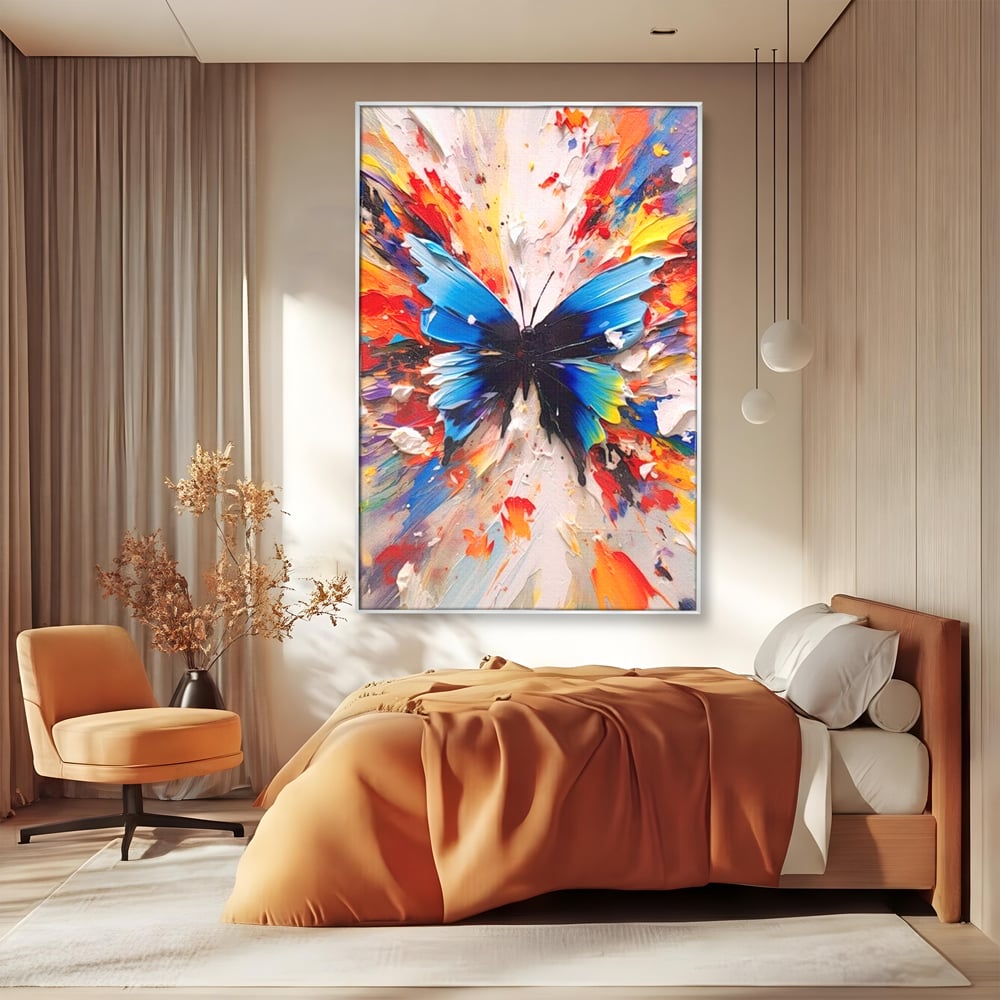 Tablou canvas cu tablou canvas cu fluture albastru, in rama de aluminiu argintiu, pe perete intr-un dormitor