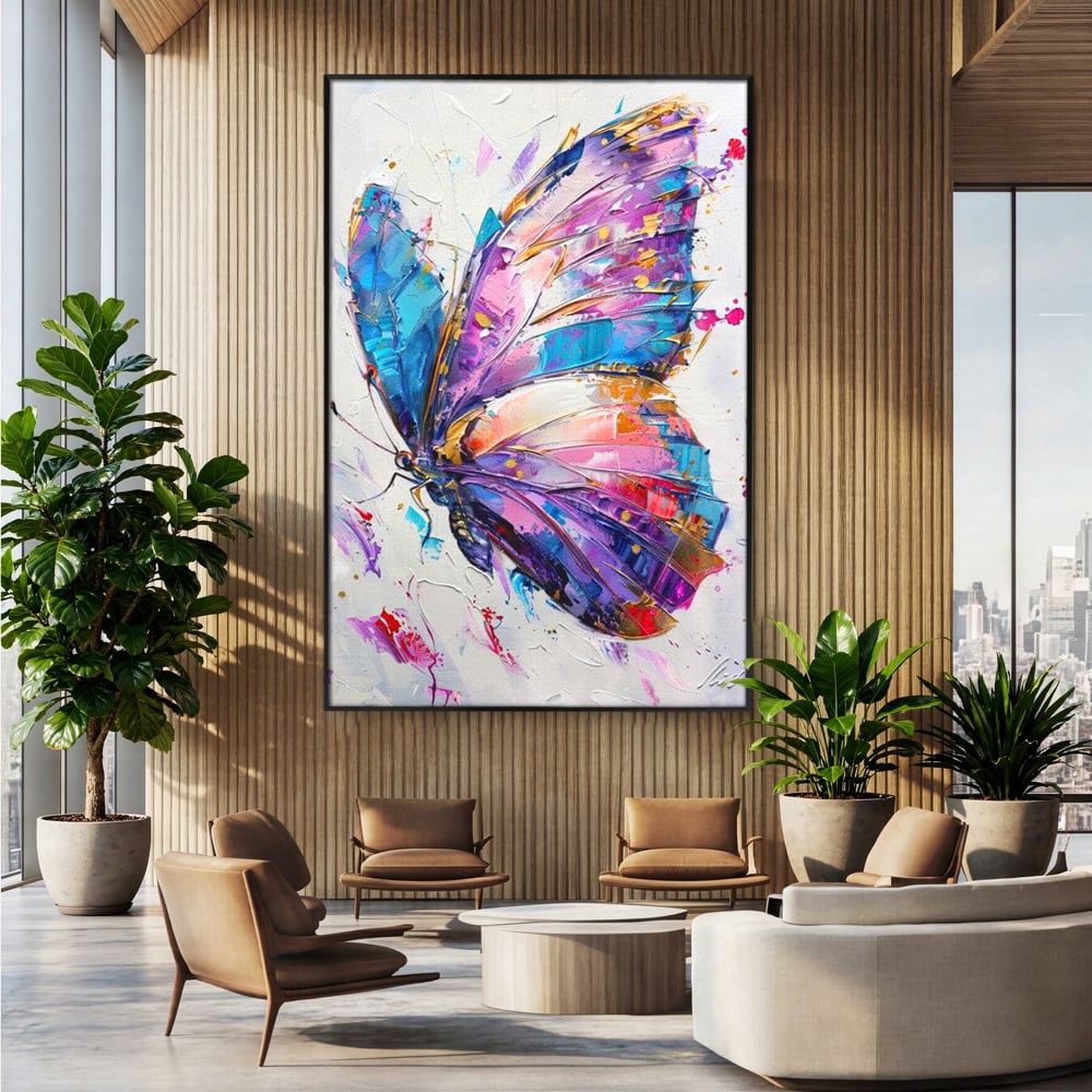 Tablou canvas cu tablou canvas cu fluture pictat in nuante de violet, in rama de aluminiu negru, pe perete intr-un birou