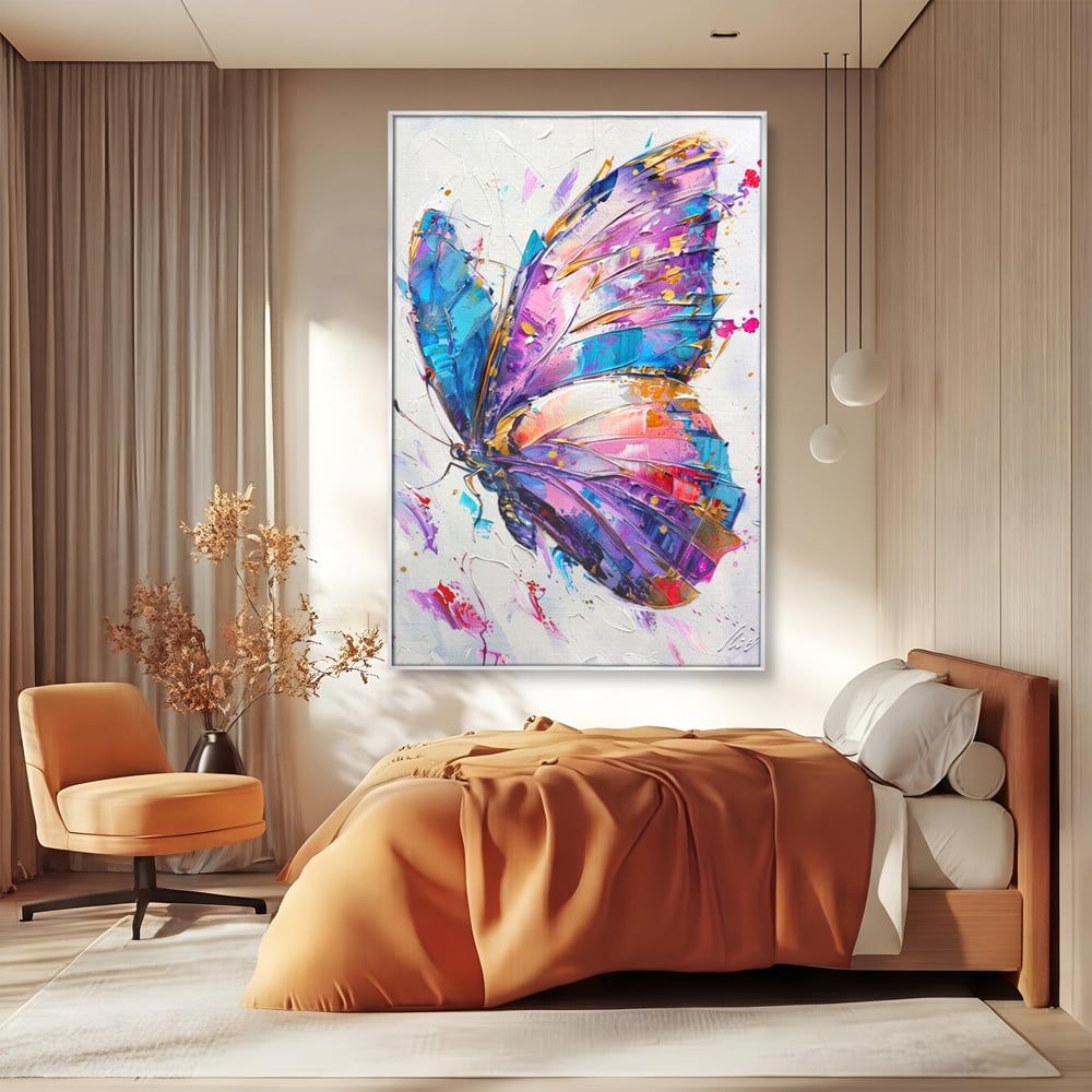 Tablou canvas cu tablou canvas cu fluture pictat in nuante de violet, in rama de aluminiu argintiu, pe perete intr-un dormitor