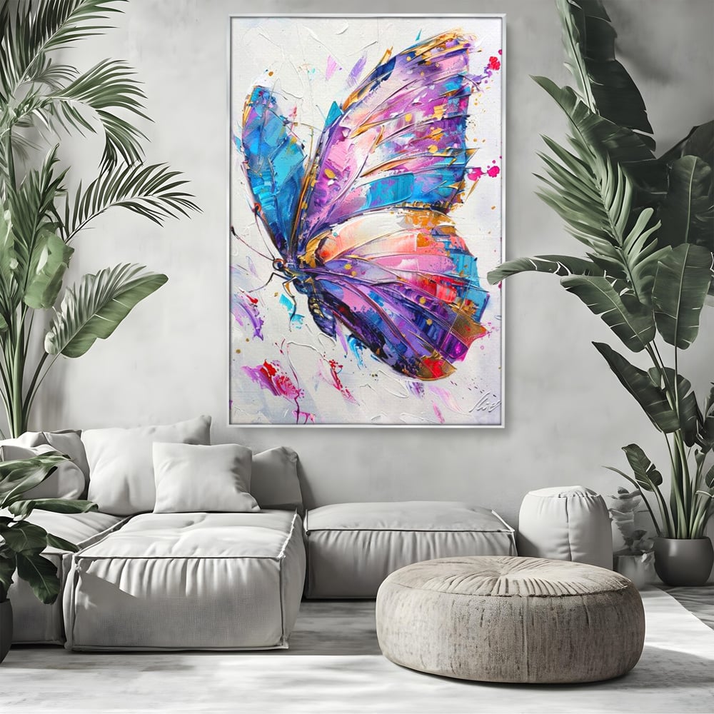 Tablou canvas cu tablou canvas cu fluture pictat in nuante de violet, in rama de aluminiu argintiu, pe perete intr-un living