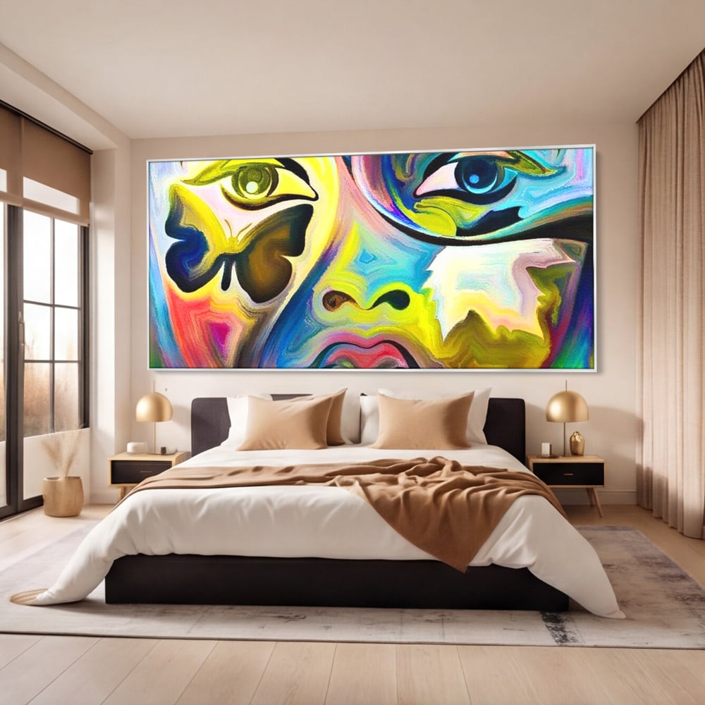Tablou canvas cu tablou canvas cu chip abstract si fluture, in rama de aluminiu argintiu, pe perete intr-un dormitor
