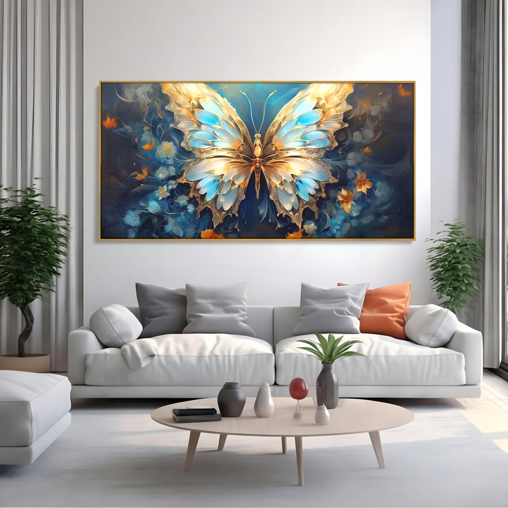 Tablou canvas cu tablou canvas cu fluture si flori, in rama de aluminiu auriu, pe perete intr-un living