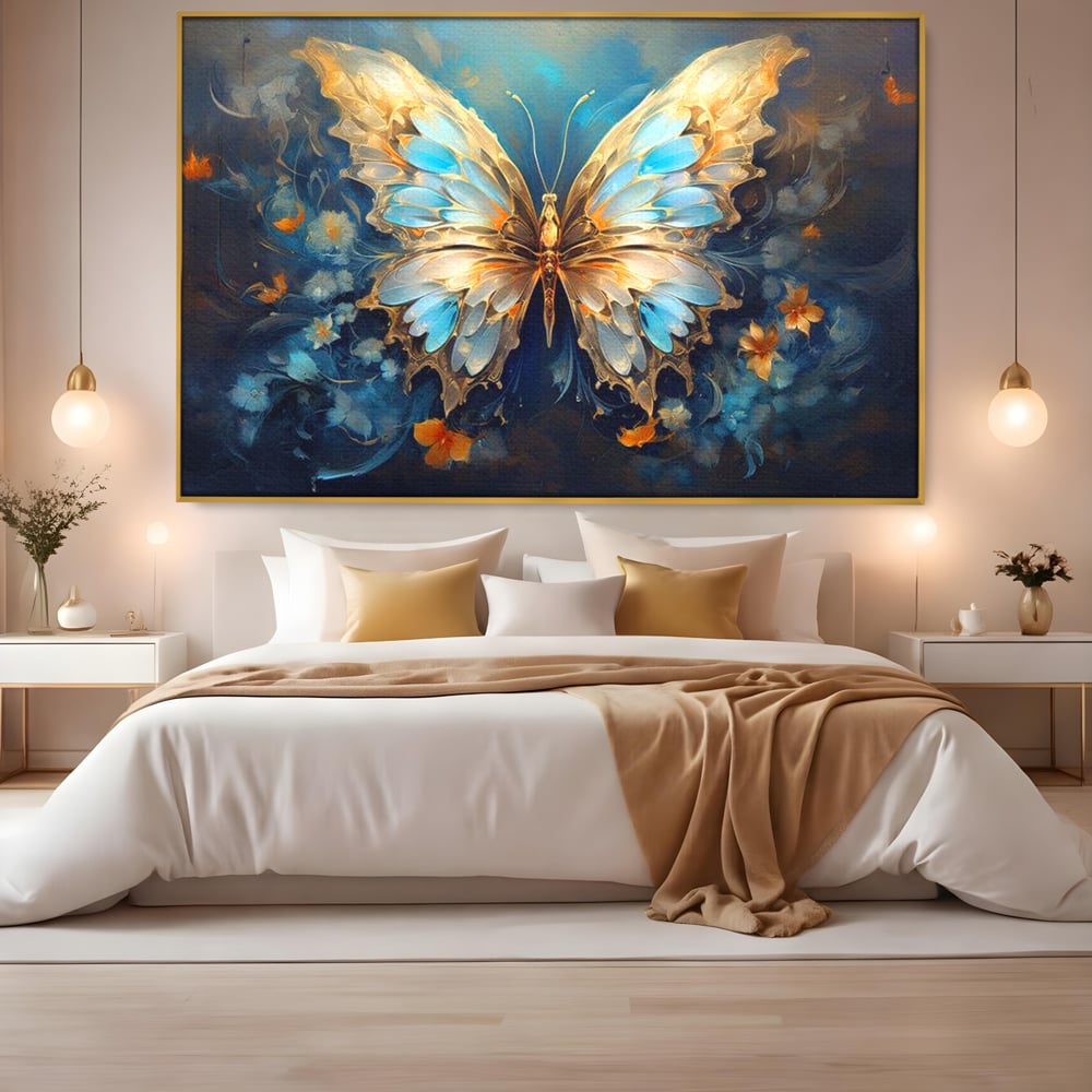 Tablou canvas cu tablou canvas cu fluture si flori, in rama de aluminiu auriu, pe perete intr-un dormitor