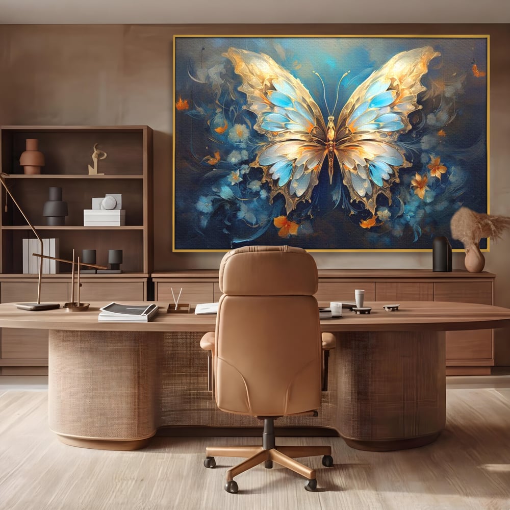 Tablou canvas cu tablou canvas cu fluture si flori, in rama de aluminiu auriu, pe perete intr-un birou