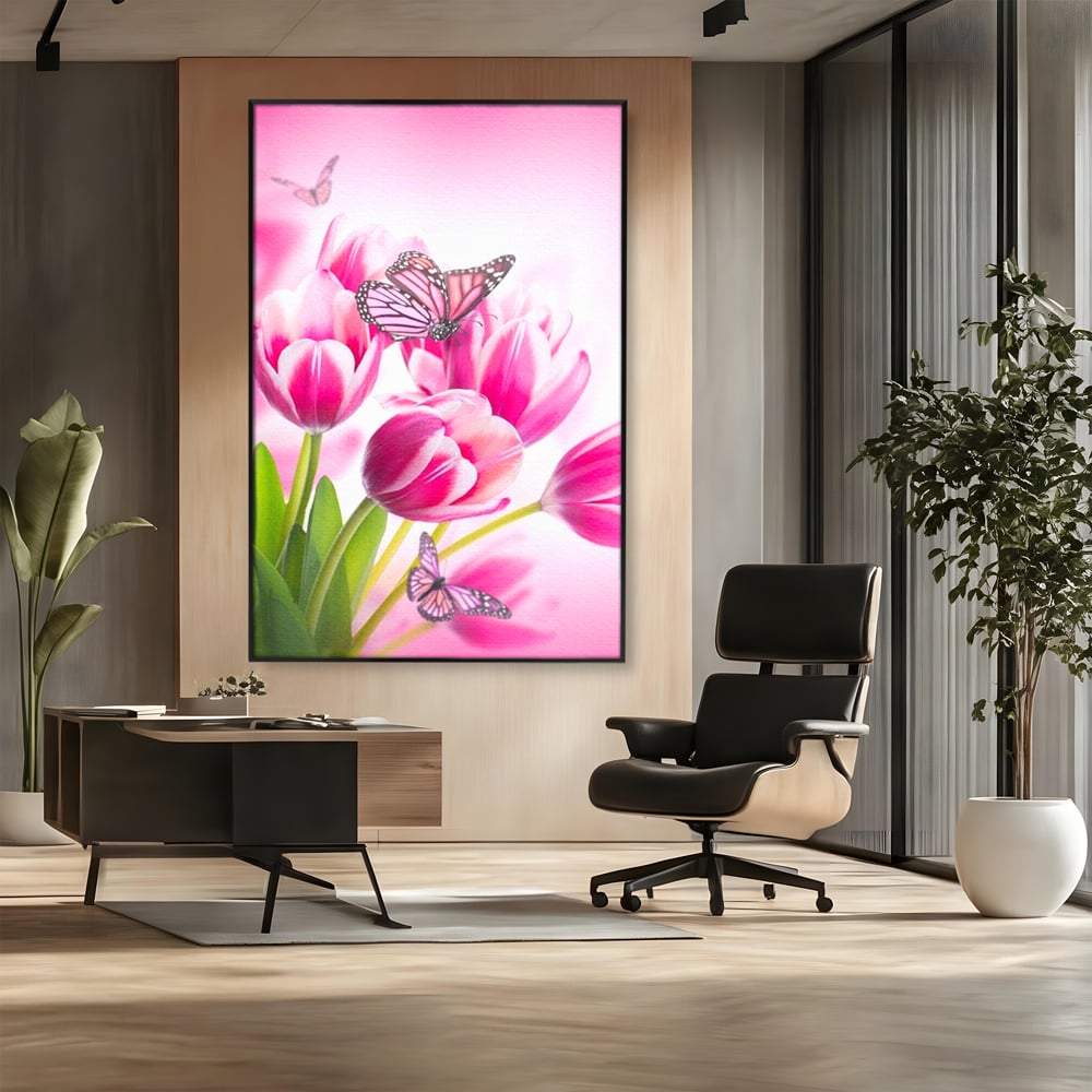Tablou canvas cu tablou canvas cu lalele roz si fluturi, in rama de aluminiu negru, pe perete intr-un birou