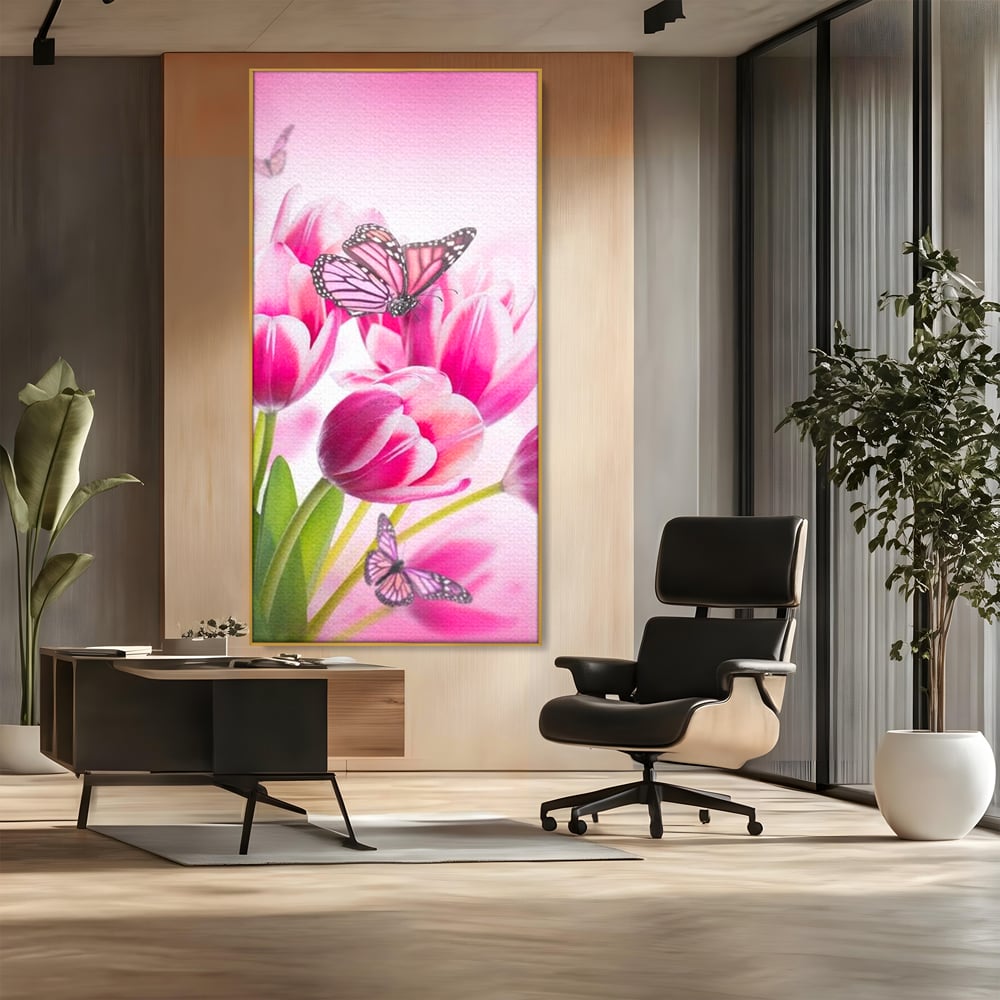 Tablou canvas cu tablou canvas cu lalele roz si fluturi, in rama de aluminiu auriu, pe perete intr-un birou