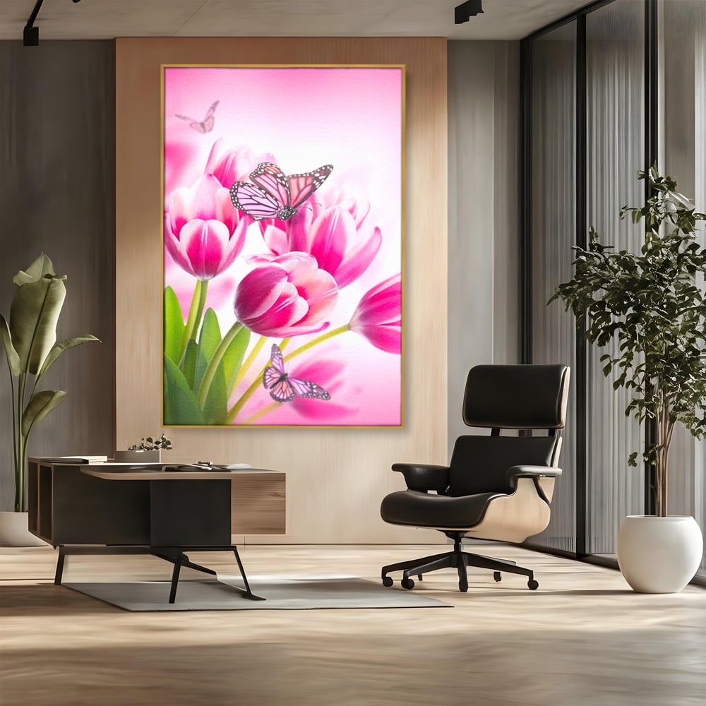 Tablou canvas cu tablou canvas cu lalele roz si fluturi, in rama de aluminiu auriu, pe perete intr-un birou