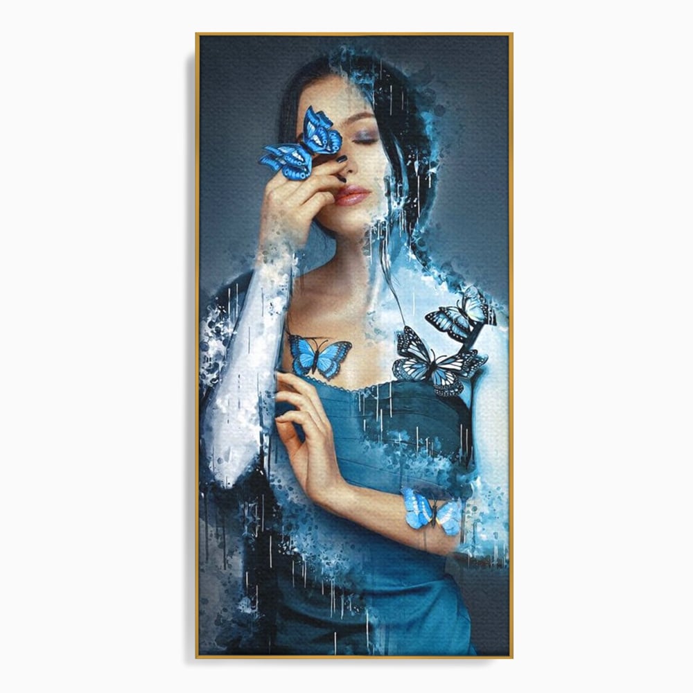 Tablou canvas cu portret feminin cu fluturi albastri, in rama de aluminiu auriu