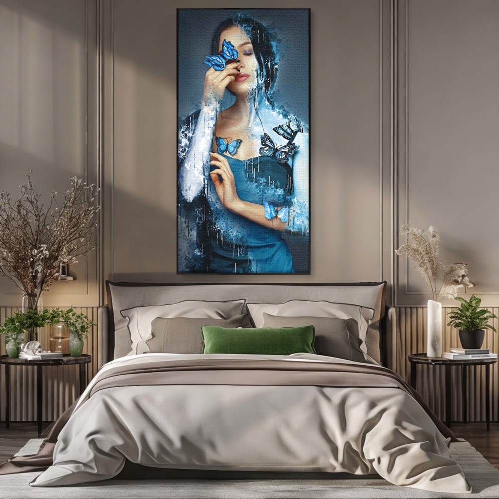 Tablou canvas cu portret feminin cu fluturi albastri, in rama de aluminiu negru, pe perete intr-un dormitor