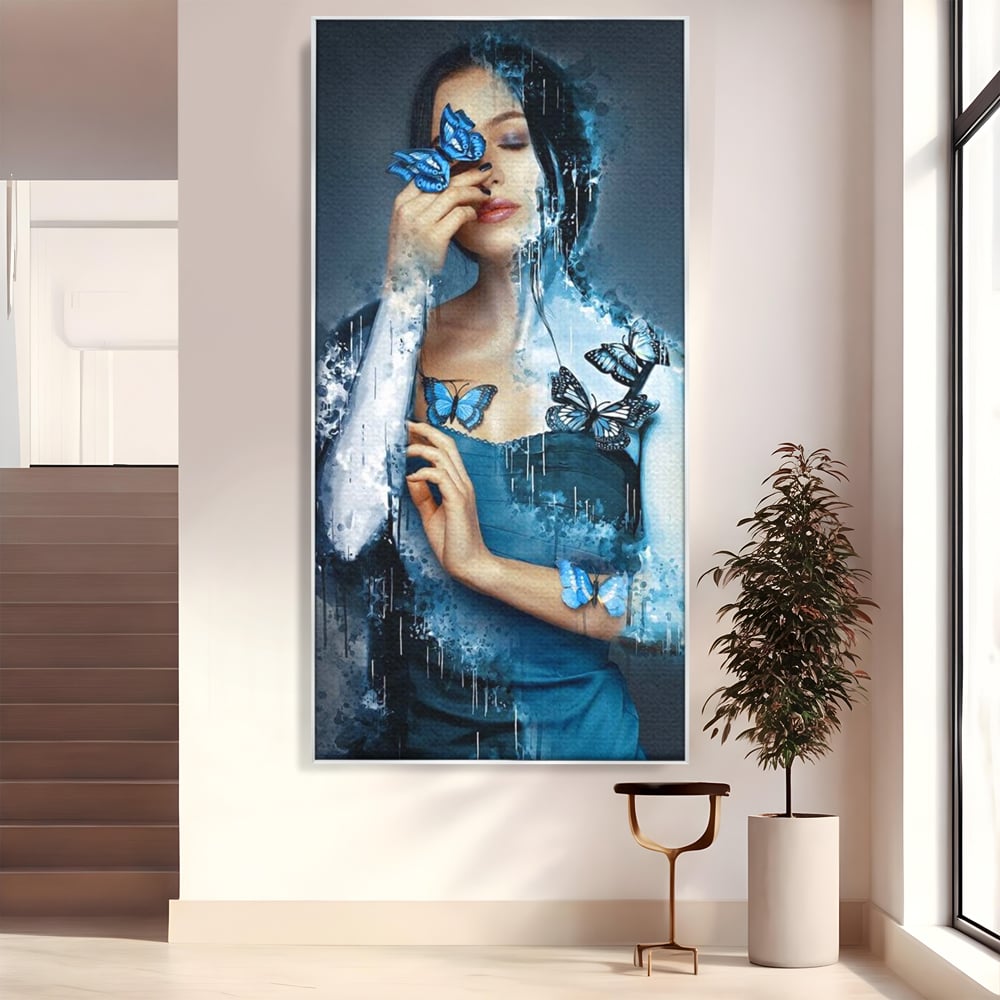 Tablou canvas cu portret feminin cu fluturi albastri, in rama de aluminiu argintiu