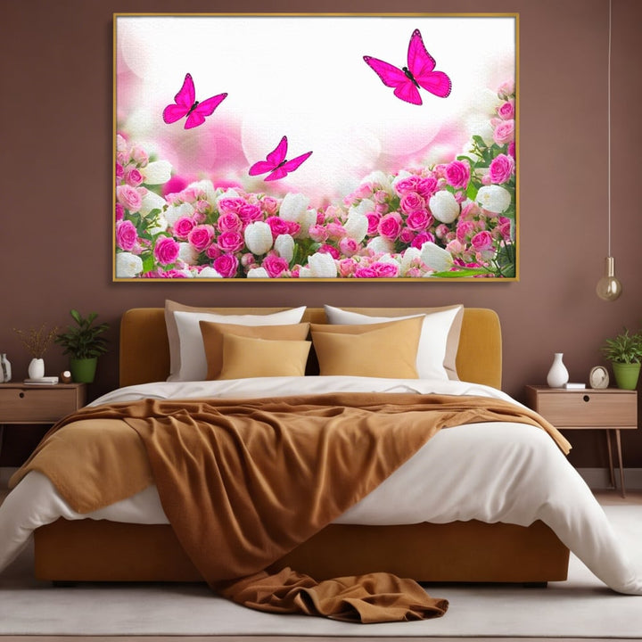 Tablou canvas cu tablou canvas cu trandafiri roz si fluturi, in rama de aluminiu auriu, pe perete intr-un dormitor