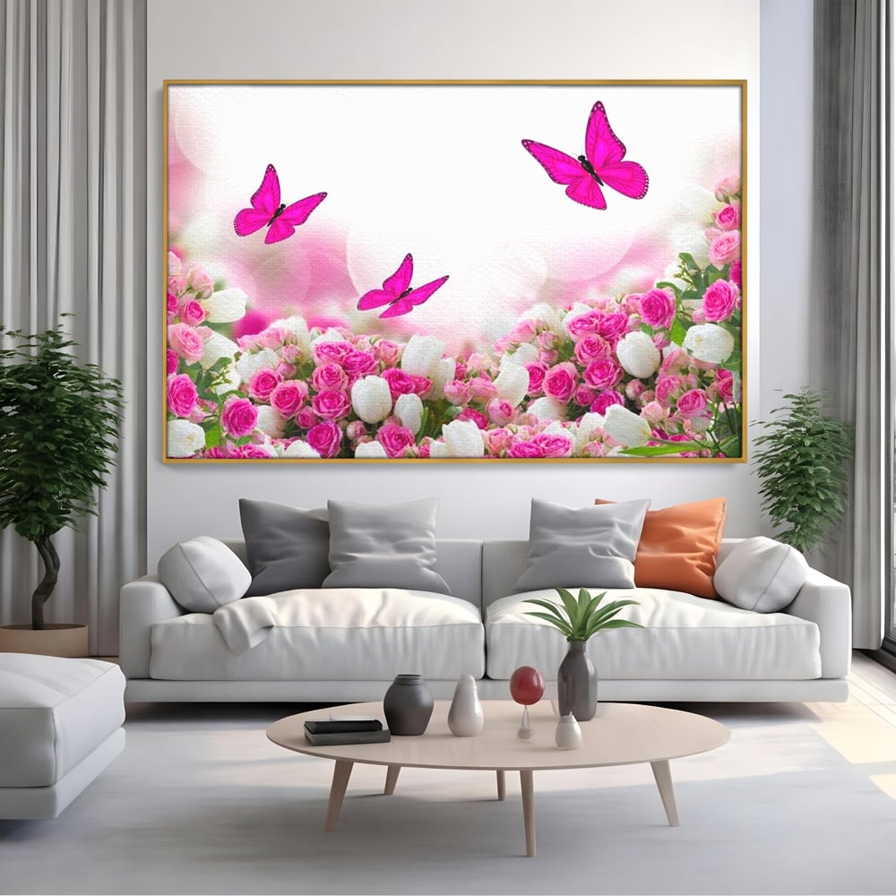 Tablou canvas cu tablou canvas cu trandafiri roz si fluturi, in rama de aluminiu auriu, pe perete intr-un living