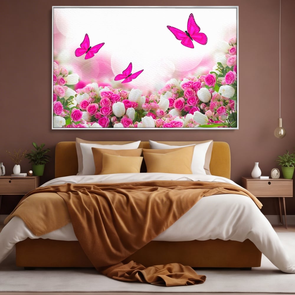 Tablou canvas cu tablou canvas cu trandafiri roz si fluturi, in rama de aluminiu argintiu, pe perete intr-un dormitor