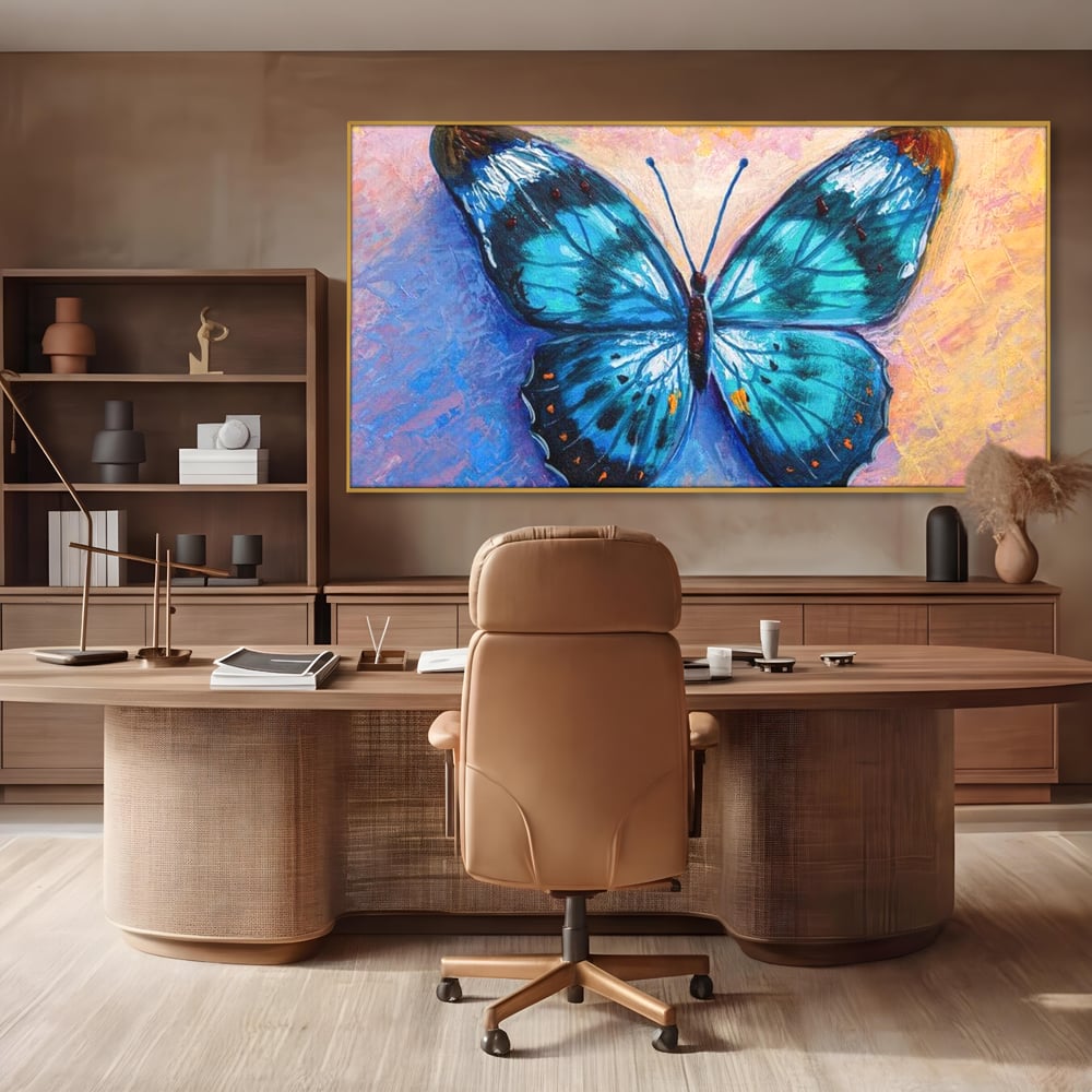 Tablou canvas cu tablou canvas cu fluture albastru, in rama de aluminiu auriu, pe perete intr-un birou