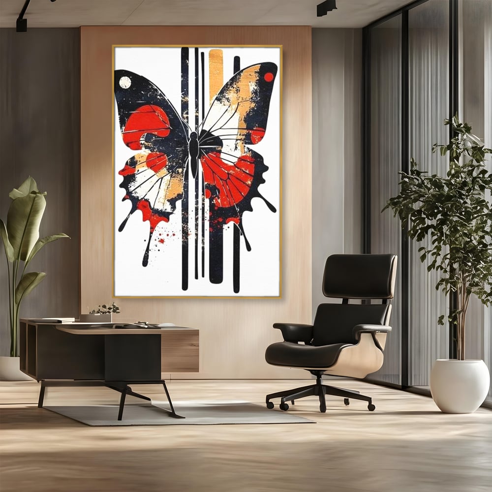 Tablou canvas cu tablou canvas cu fluture grafic, in rama de aluminiu auriu, pe perete intr-un birou