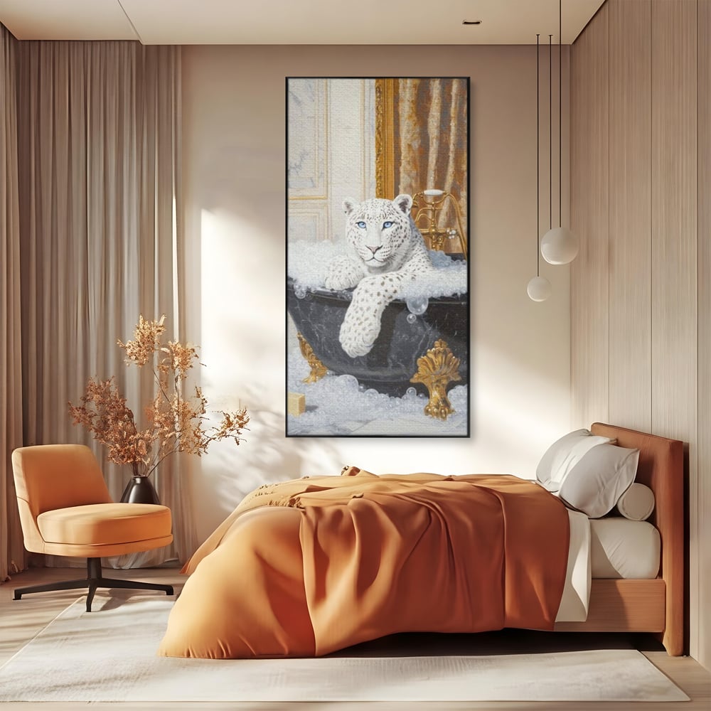 Tablou canvas cu tablou canvas cu leopard alb in cada, in rama de aluminiu negru, pe perete intr-un dormitor