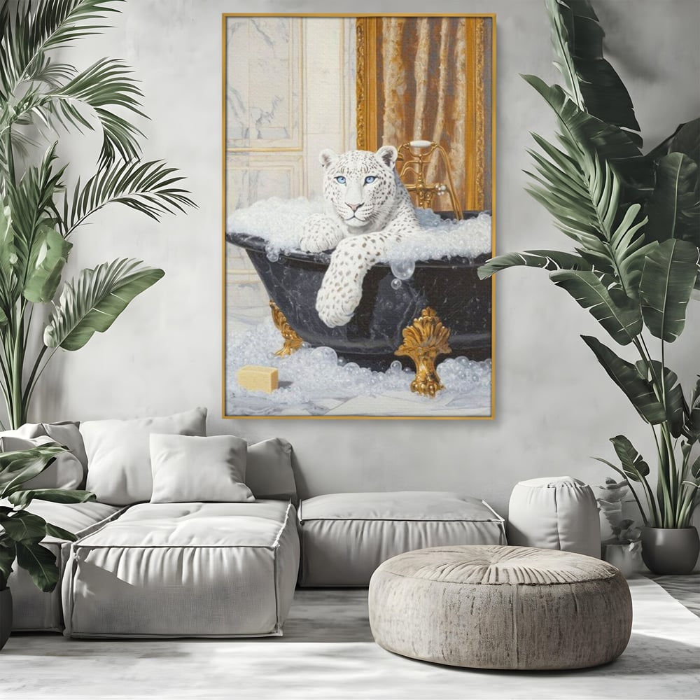 Tablou canvas cu tablou canvas cu leopard alb in cada, in rama de aluminiu auriu, pe perete intr-un living