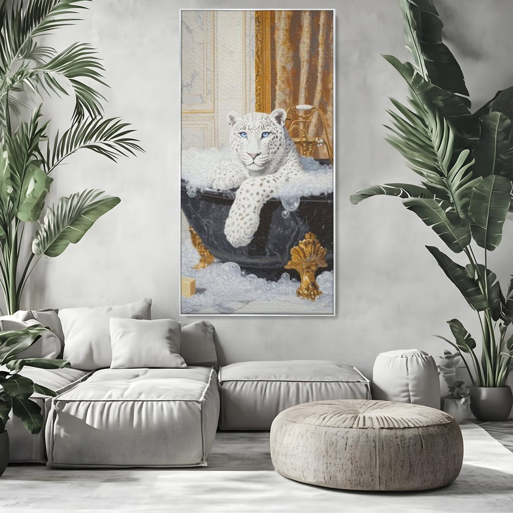 Tablou canvas cu tablou canvas cu leopard alb in cada, in rama de aluminiu argintiu, pe perete intr-un living