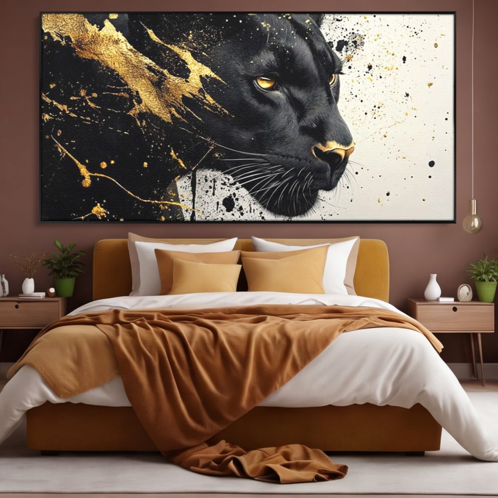 Tablou canvas cu tablou canvas cu pantera neagra si pete aurii, in rama de aluminiu negru, pe perete intr-un dormitor