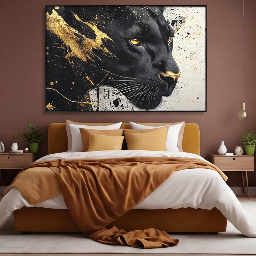 Tablou canvas cu tablou canvas cu pantera neagra si pete aurii, in rama de aluminiu negru, pe perete intr-un dormitor