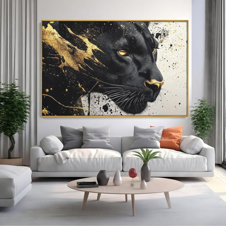 Tablou canvas cu tablou canvas cu pantera neagra si pete aurii, in rama de aluminiu auriu, pe perete intr-un living