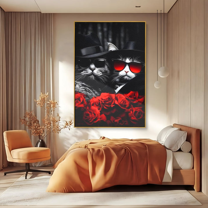 Tablou canvas cu tablou canvas cu pisici gangster, in rama de aluminiu auriu, pe perete intr-un dormitor