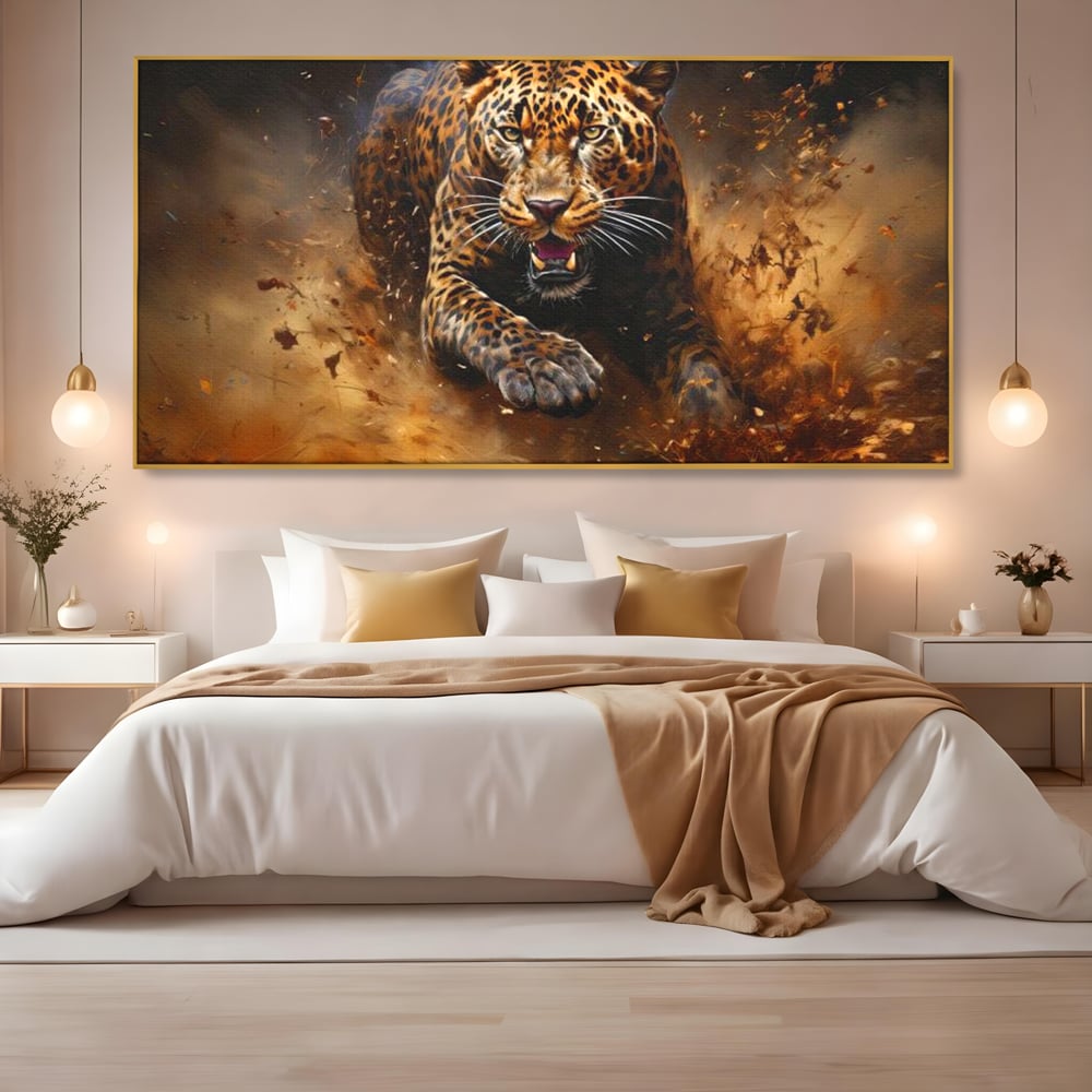 Tablou canvas cu tablou canvas cu leopard in alergare, in rama de aluminiu auriu, pe perete intr-un dormitor