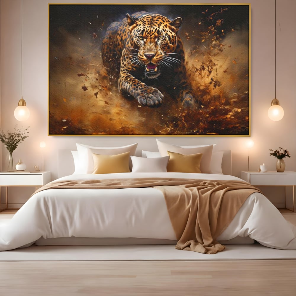 Tablou canvas cu tablou canvas cu leopard in alergare, in rama de aluminiu auriu, pe perete intr-un dormitor