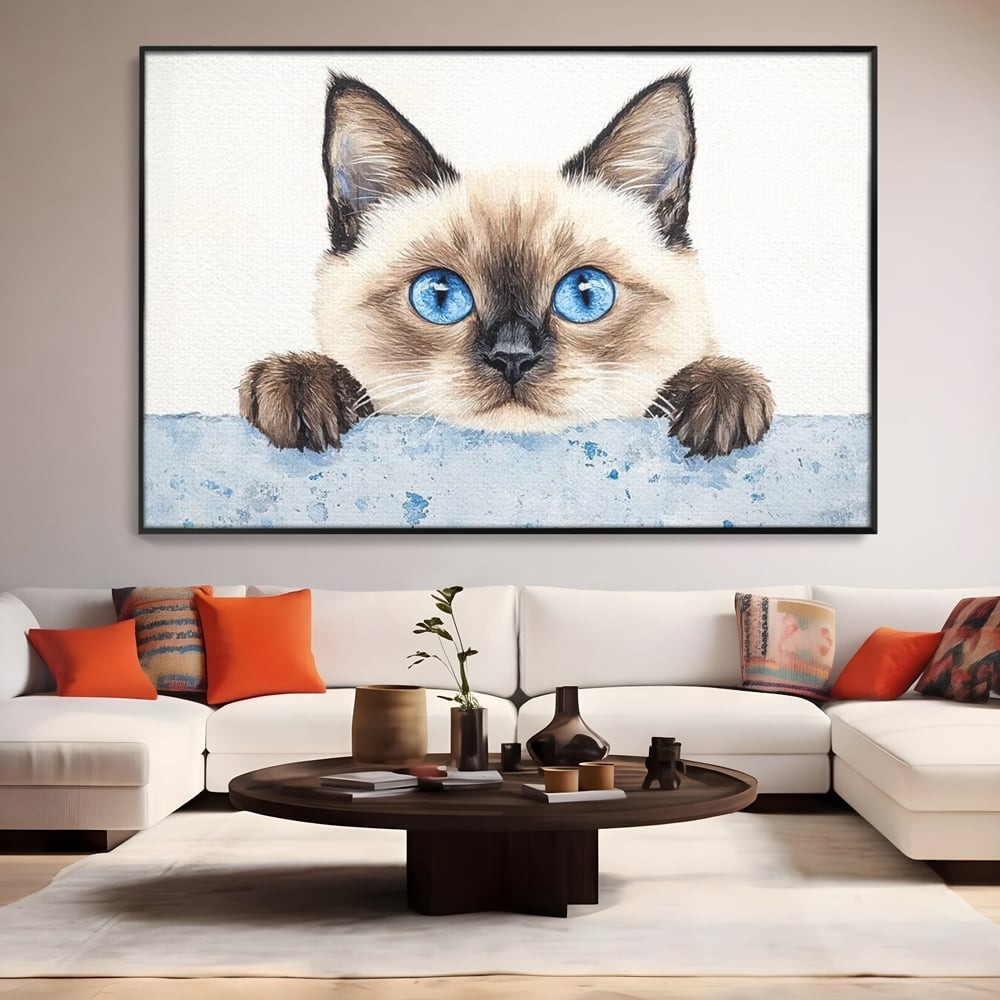 Tablou canvas cu tablou canvas cu pisica siameza si ochi albastrii, in rama de aluminiu negru, pe perete intr-un living