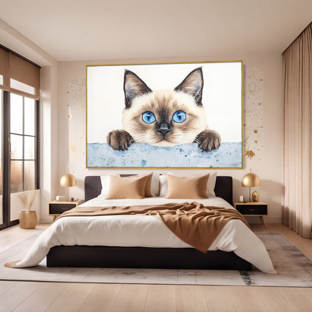 Tablou canvas cu tablou canvas cu pisica siameza si ochi albastrii, in rama de aluminiu auriu, pe perete intr-un dormitor