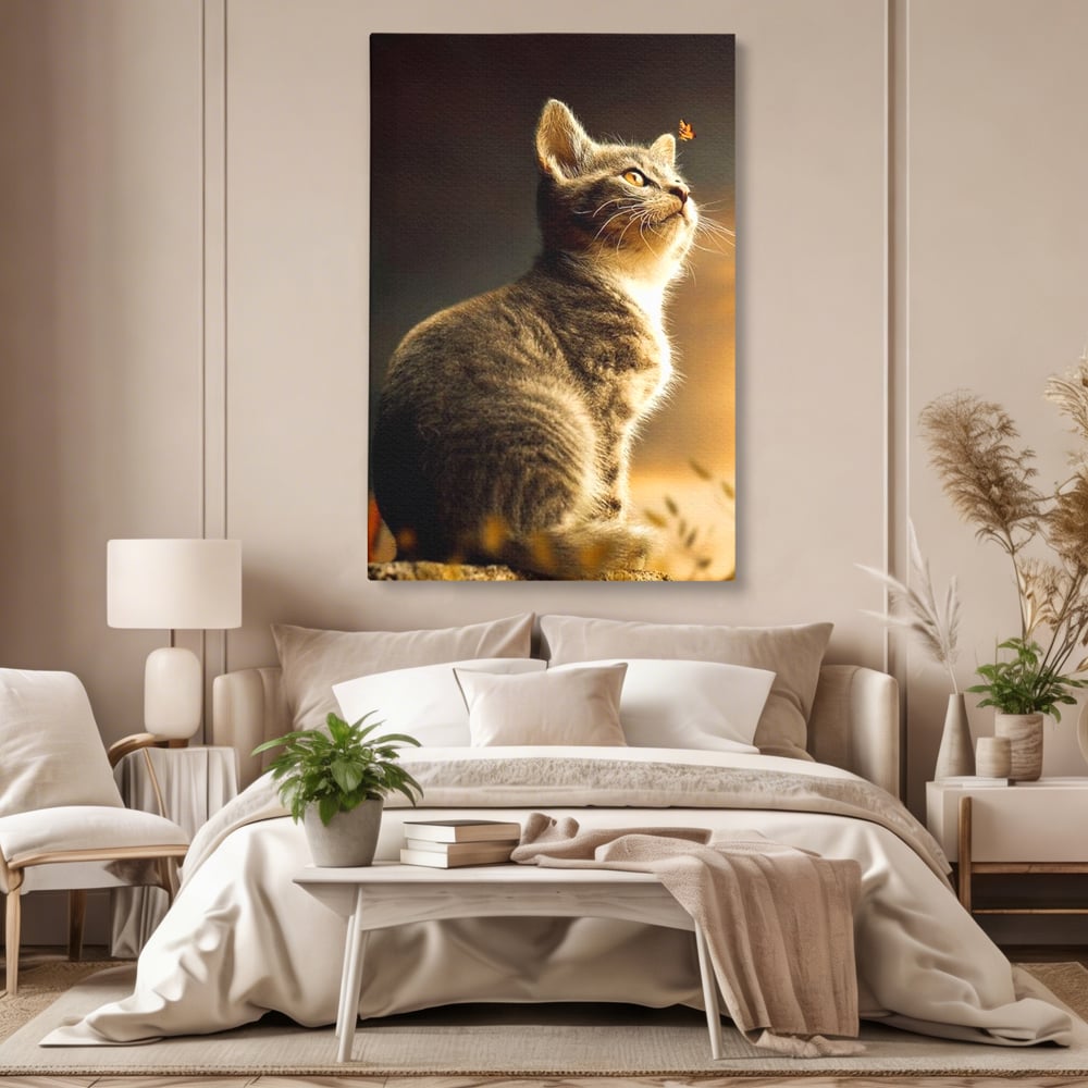 Tablou canvas cu tablou canvas cu pisica si fluture, fara rama, pe sasiu de lemn, pe perete intr-un dormitor