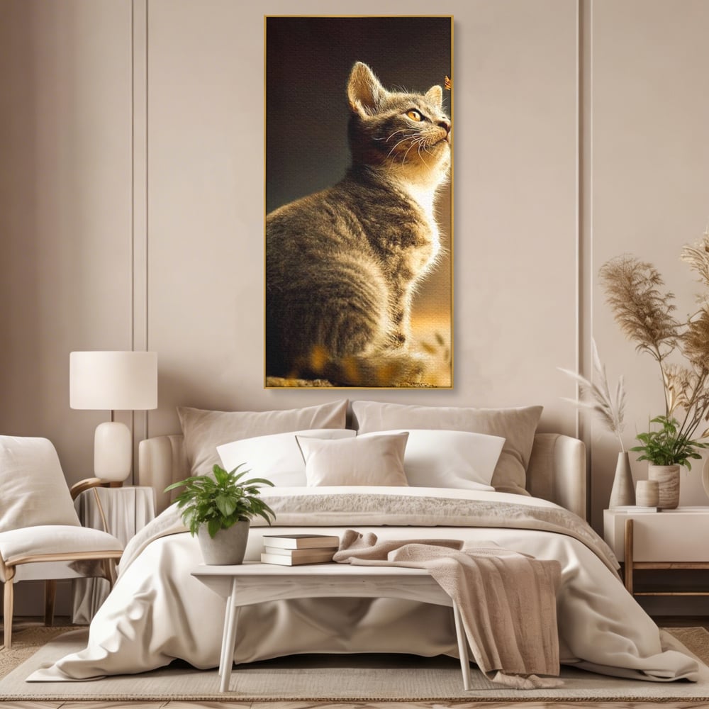 Tablou canvas cu tablou canvas cu pisica si fluture, in rama de aluminiu auriu, pe perete intr-un dormitor