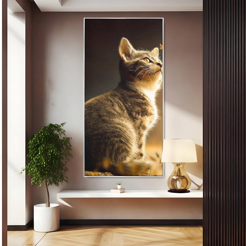 Tablou canvas cu tablou canvas cu pisica si fluture, in rama de aluminiu argintiu