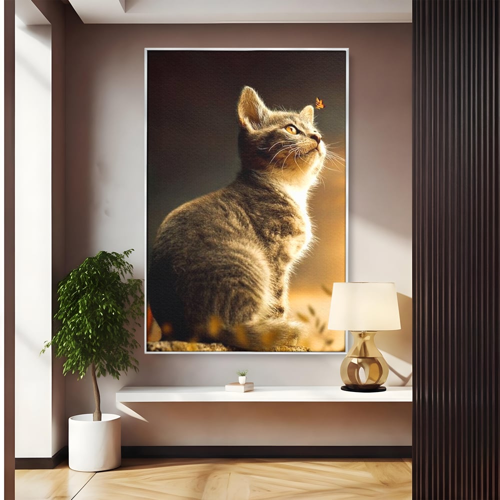 Tablou canvas cu tablou canvas cu pisica si fluture, in rama de aluminiu argintiu