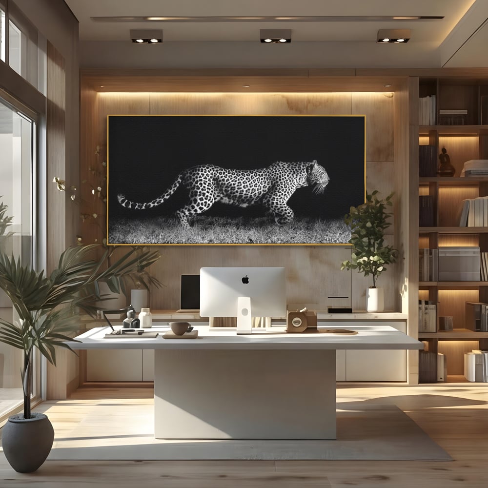 Tablou canvas cu tablou canvas cu jaguar nocturn, in rama de aluminiu auriu, pe perete intr-un birou