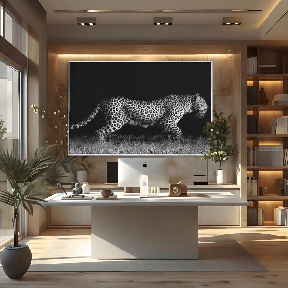 Tablou canvas cu tablou canvas cu jaguar nocturn, in rama de aluminiu argintiu, pe perete intr-un birou