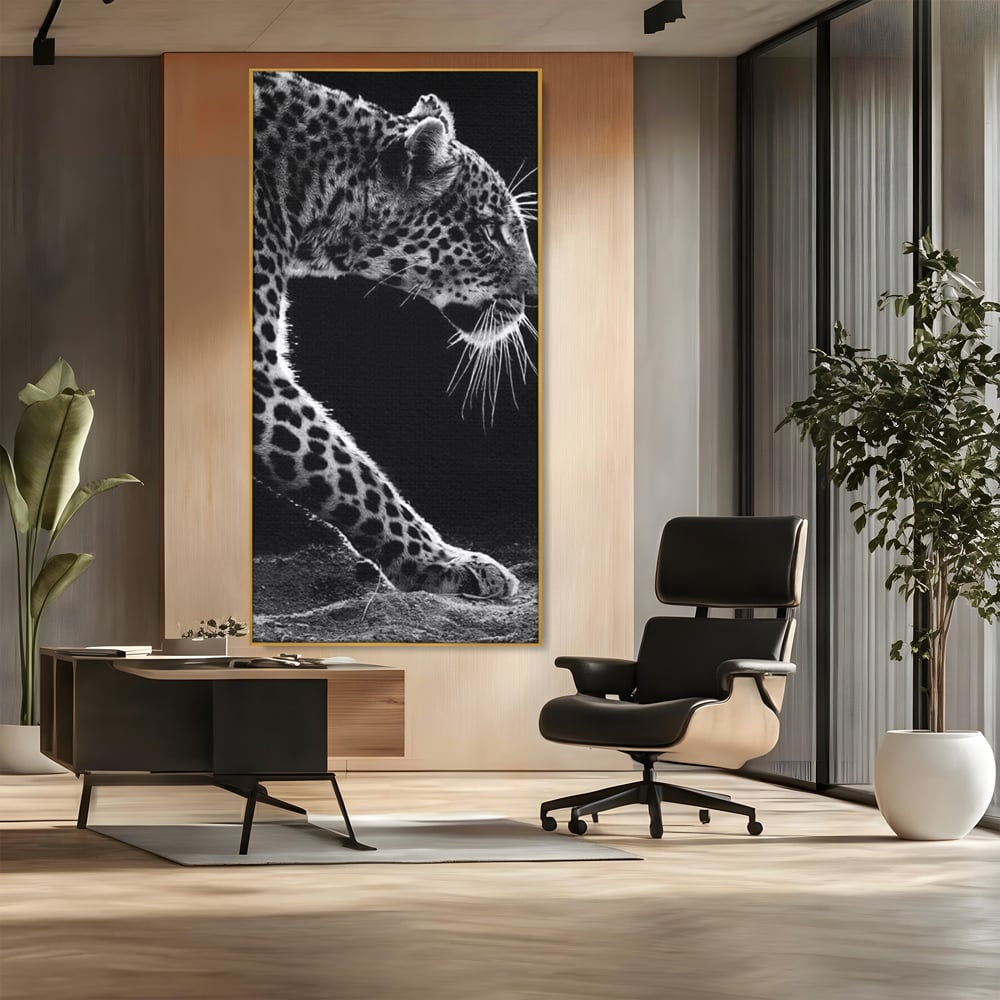 Tablou canvas cu tablou canvas cu leopard in profil, in rama de aluminiu auriu, pe perete intr-un birou