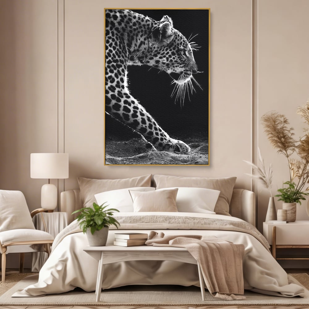 Tablou canvas cu tablou canvas cu leopard in profil, in rama de aluminiu auriu, pe perete intr-un dormitor