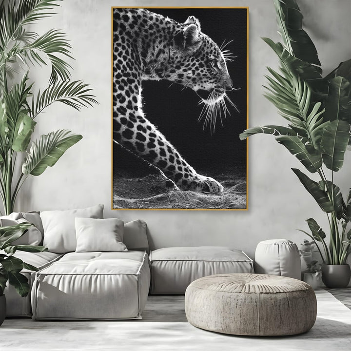 Tablou canvas cu tablou canvas cu leopard in profil, in rama de aluminiu auriu, pe perete intr-un living