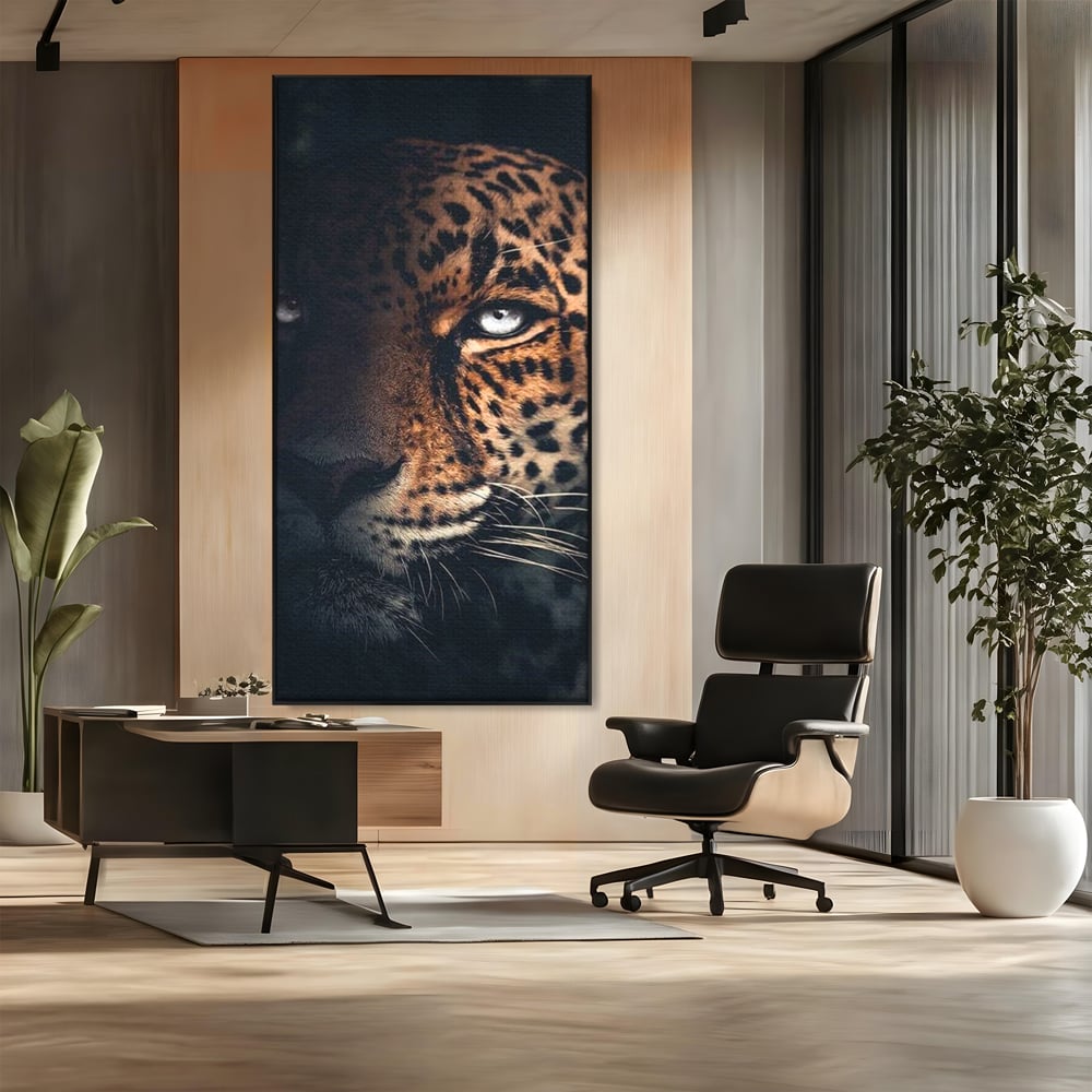 Tablou canvas cu tablou canvas cu ochiul de jaguar, in rama de aluminiu negru, pe perete intr-un birou