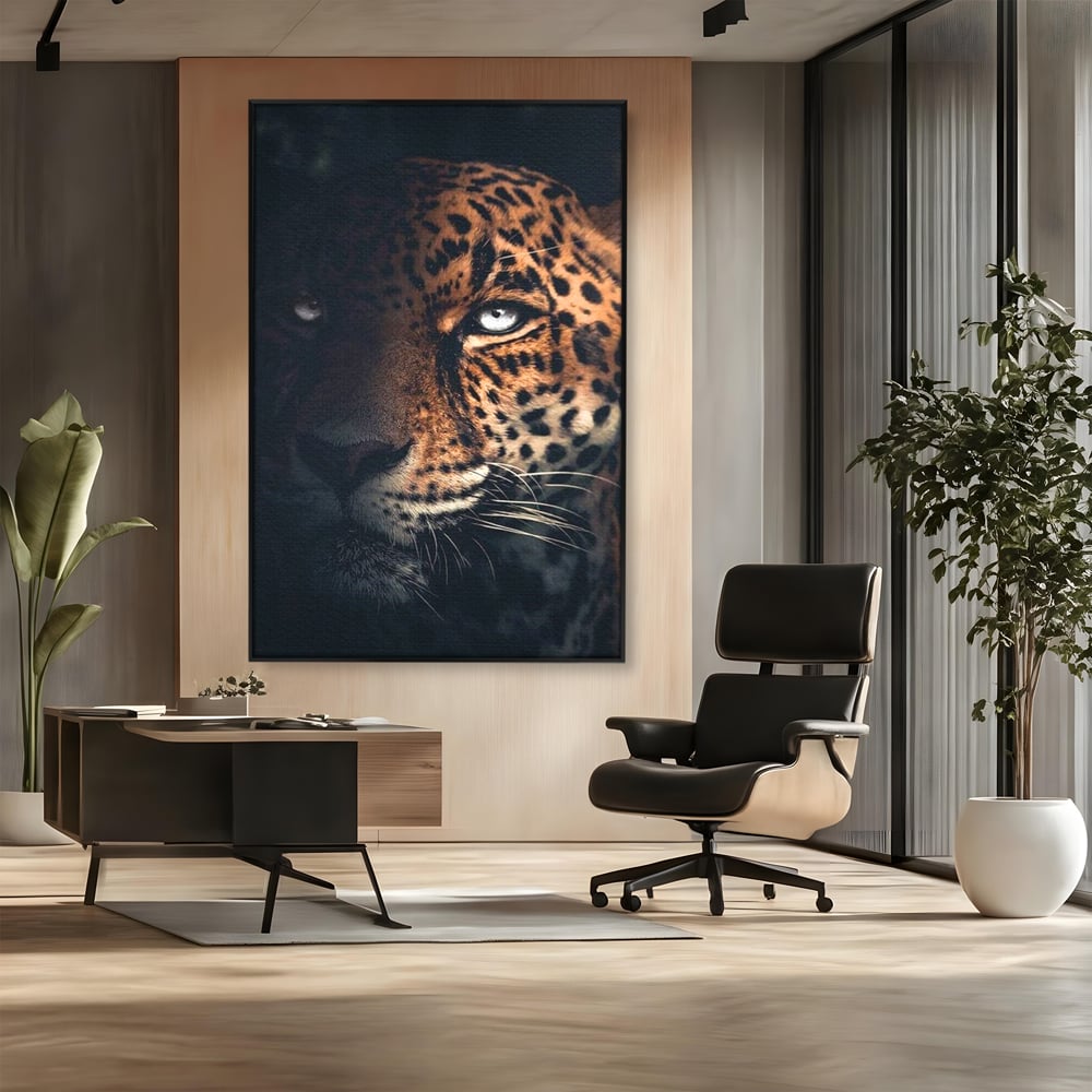 Tablou canvas cu tablou canvas cu ochiul de jaguar, in rama de aluminiu negru, pe perete intr-un birou