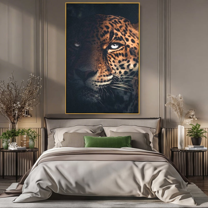 Tablou canvas cu tablou canvas cu ochiul de jaguar, in rama de aluminiu auriu, pe perete intr-un dormitor
