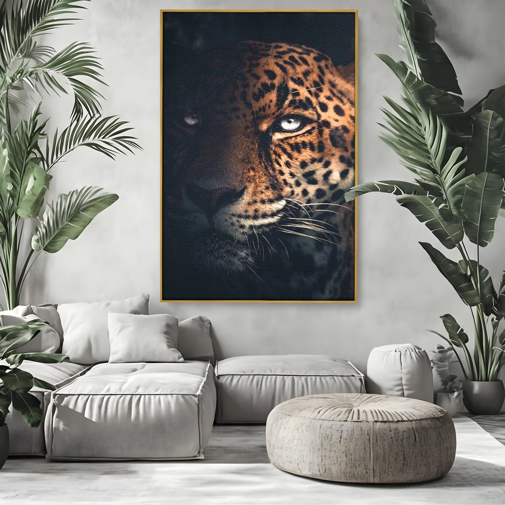 Tablou canvas cu tablou canvas cu ochiul de jaguar, in rama de aluminiu auriu, pe perete intr-un living