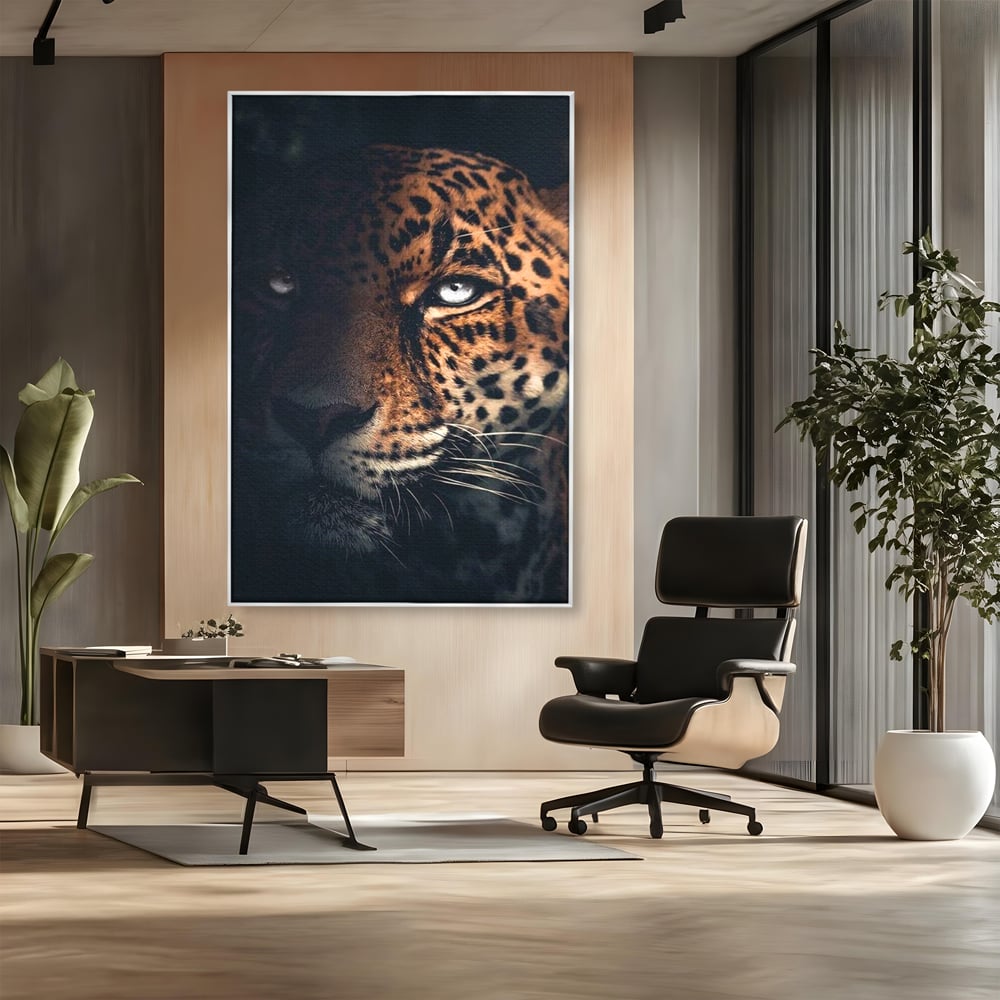 Tablou canvas cu tablou canvas cu ochiul de jaguar, in rama de aluminiu argintiu, pe perete intr-un birou