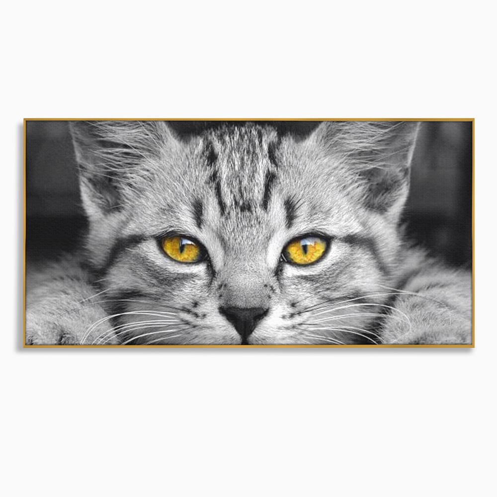 Tablou canvas cu tablou canvas cu o pisica alb-negru si ochi galbeni, in rama de aluminiu auriu