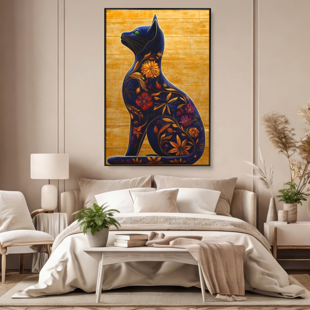 Tablou canvas cu tablou canvas cu pisica albastra decorata cu flori, in rama de aluminiu negru, pe perete intr-un dormitor