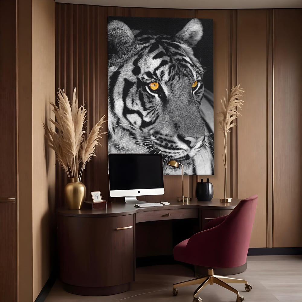 Tablou canvas cu tablou canvas cu tigru alb-negru, fara rama, pe sasiu de lemn, pe perete intr-un birou